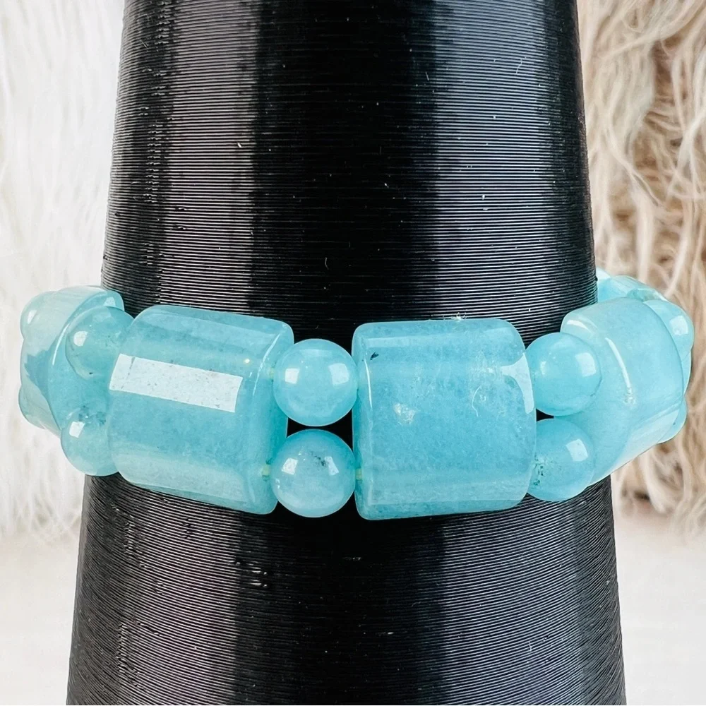 Gorgeous, weighted blue stone stretch costume bracelet